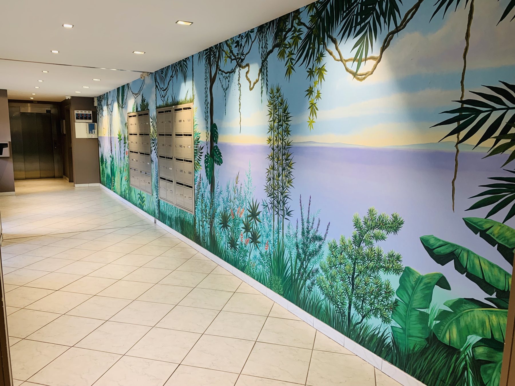 Un hall de résidence lumineux et son décor végétal
