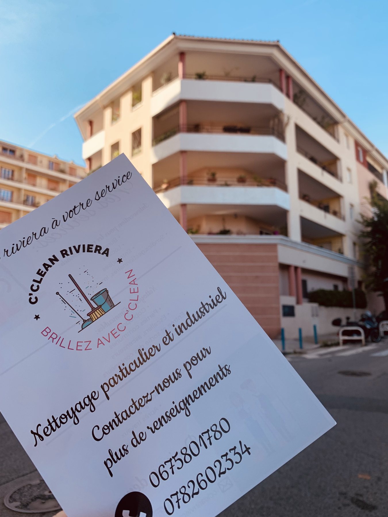 Présentation de C’Clean Riviera devant une résidence de la Côte d’Azur